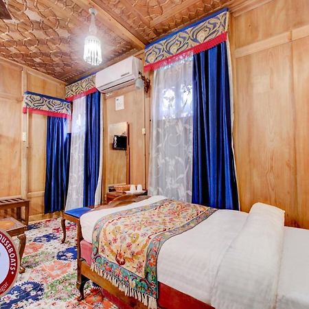 Lake Victoria Houseboats Bed & Breakfast Srīnagar Екстериор снимка