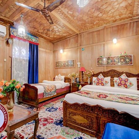 Lake Victoria Houseboats Bed & Breakfast Srīnagar Екстериор снимка