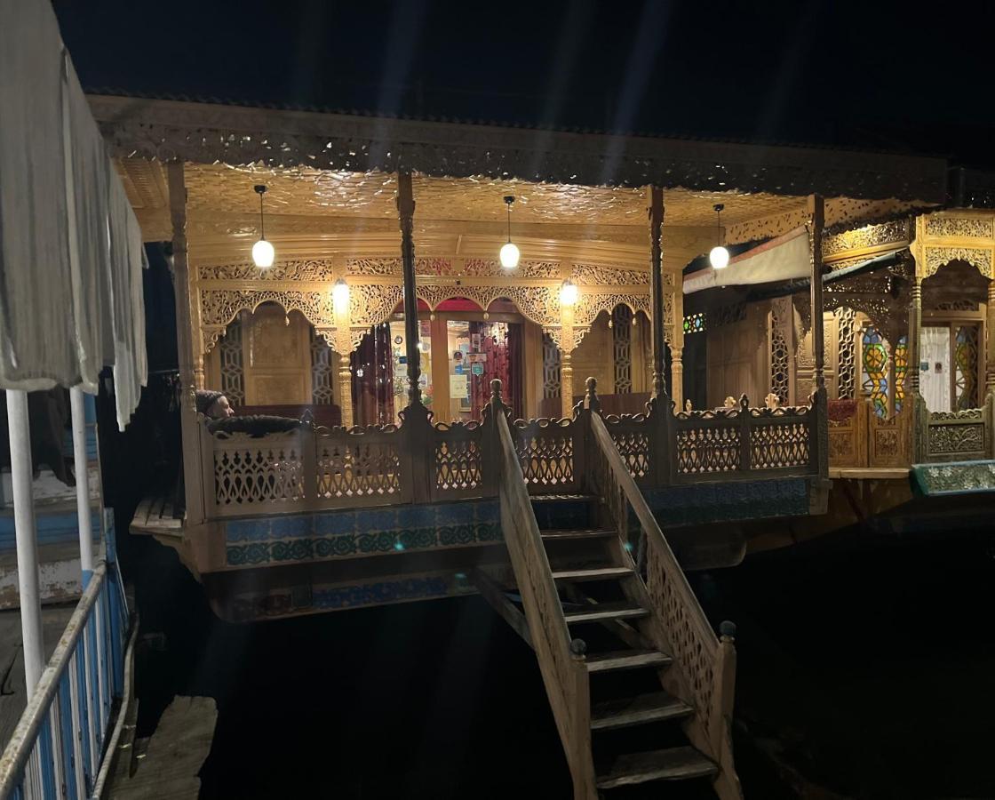 Lake Victoria Houseboats Bed & Breakfast Srīnagar Екстериор снимка
