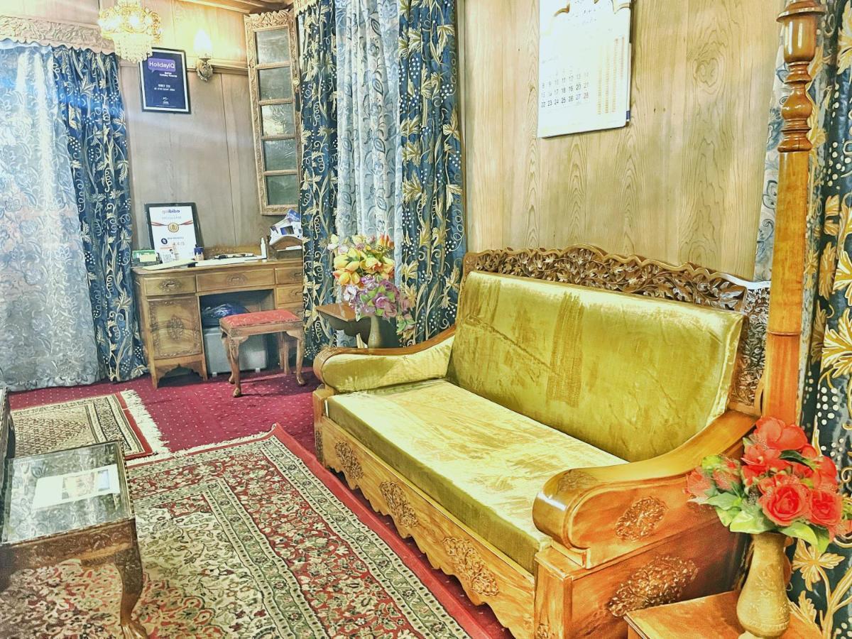 Lake Victoria Houseboats Bed & Breakfast Srīnagar Екстериор снимка