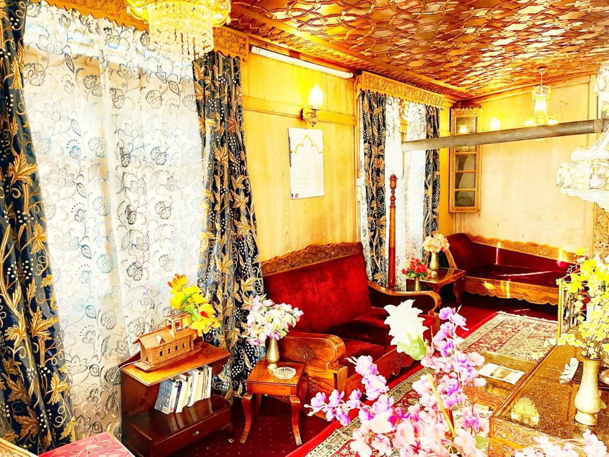 Lake Victoria Houseboats Bed & Breakfast Srīnagar Екстериор снимка