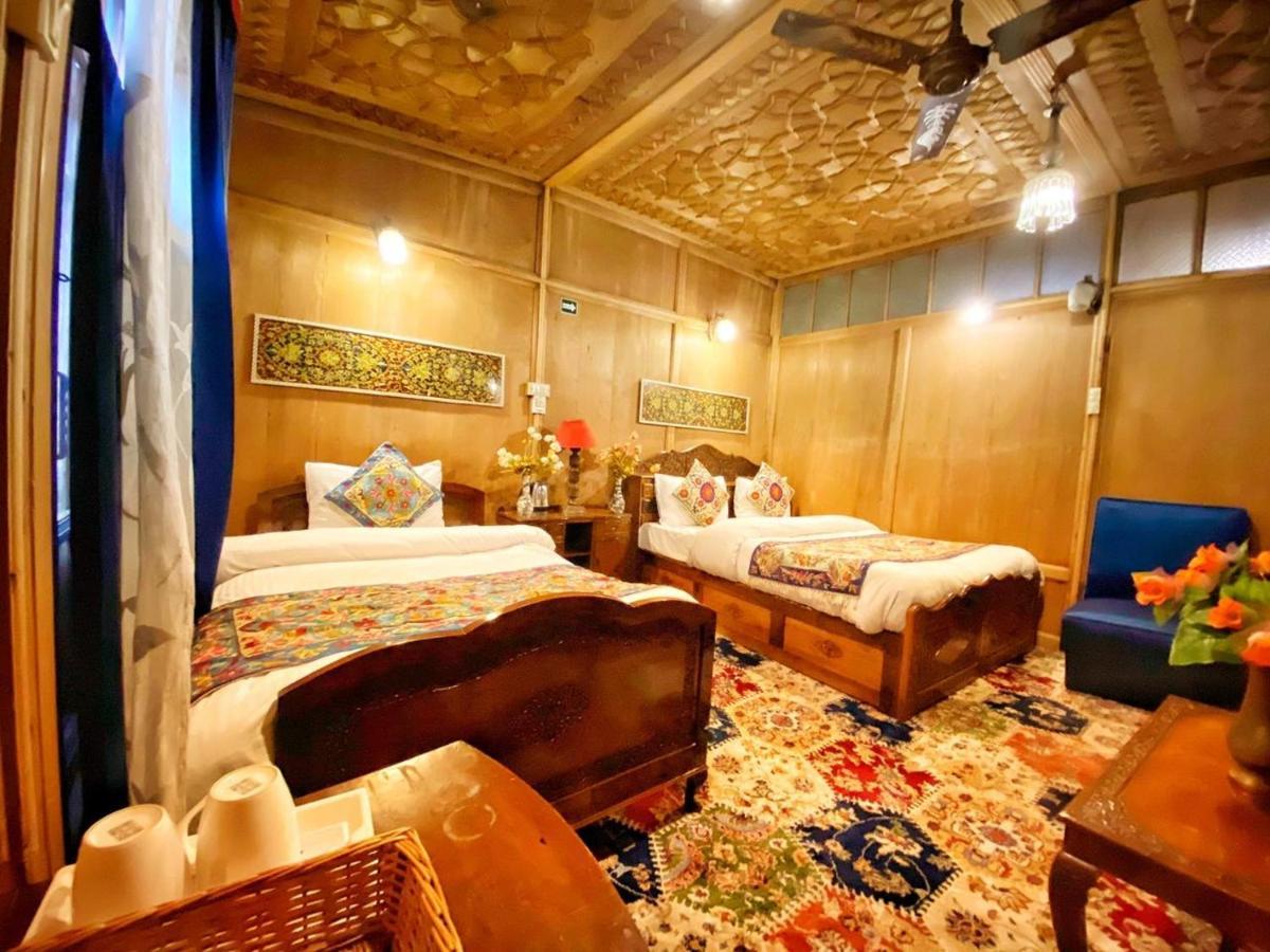 Lake Victoria Houseboats Bed & Breakfast Srīnagar Екстериор снимка