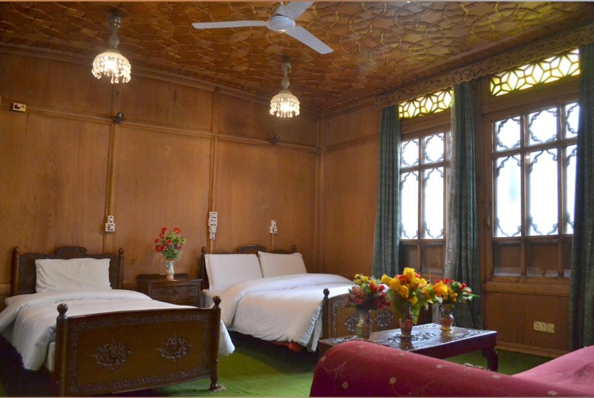 Lake Victoria Houseboats Bed & Breakfast Srīnagar Екстериор снимка